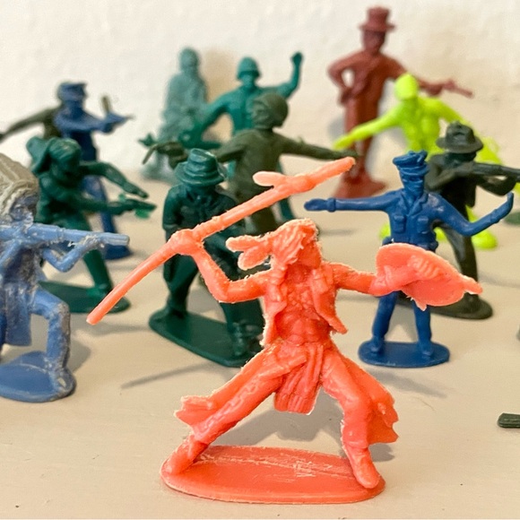 MIXED LOT OF VINTAGE PLASTIC COWBOYS/ INDIANS/ ARMY MEN ~34 FIGURES - Picture 1 of 5